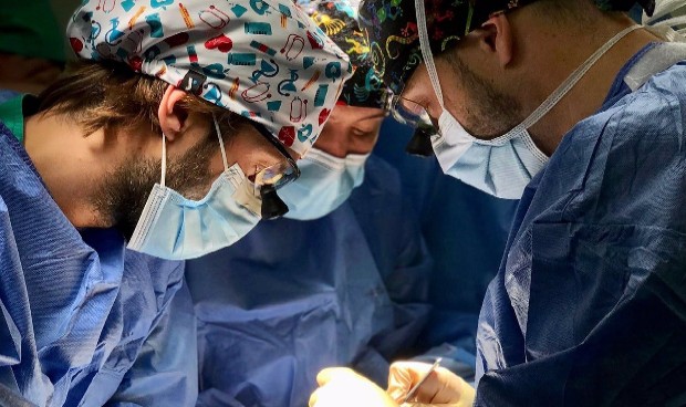 Realizan la primera cirugía endoscópica contra la compresión medular